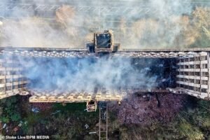 Un adolescente ha sido arrestado por incendio provocado después de que se produjera un incendio en un edificio histórico catalogado de Grado II; fotografías aéreas muestran el techo y seis pisos destruidos.