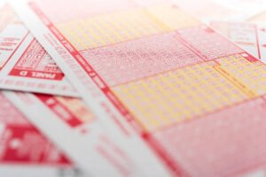 Estudiante se cae de la cama mientras toma una siesta. En lugar de volver a dormir, compra un billete de lotería y gana a lo grande