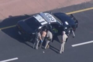 Un hombre desnudo es arrestado en una autopista de Sacramento después de un accidente e intento de robo de auto