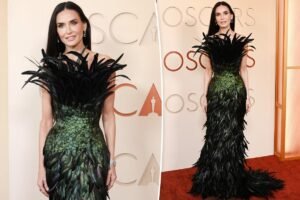 Demi Moore cubierta de plumas en la alfombra roja de los Oscar 2026