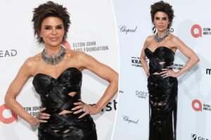Elton John luce un vestido hecho con el cabello de Lisa Rinna en la Fiesta de los Oscar 2026