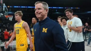 Michigan ahora comparte lugar con uno de los equipos de baloncesto universitario más emblemáticos