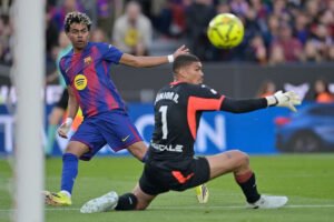 Tras el primer hat-trick de su carrera, Yamal entregó el balón histórico