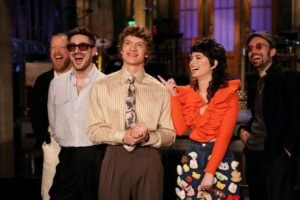 Los jugadores de hockey del equipo de EEUU pasan por el monólogo SNL de Connor Storrie