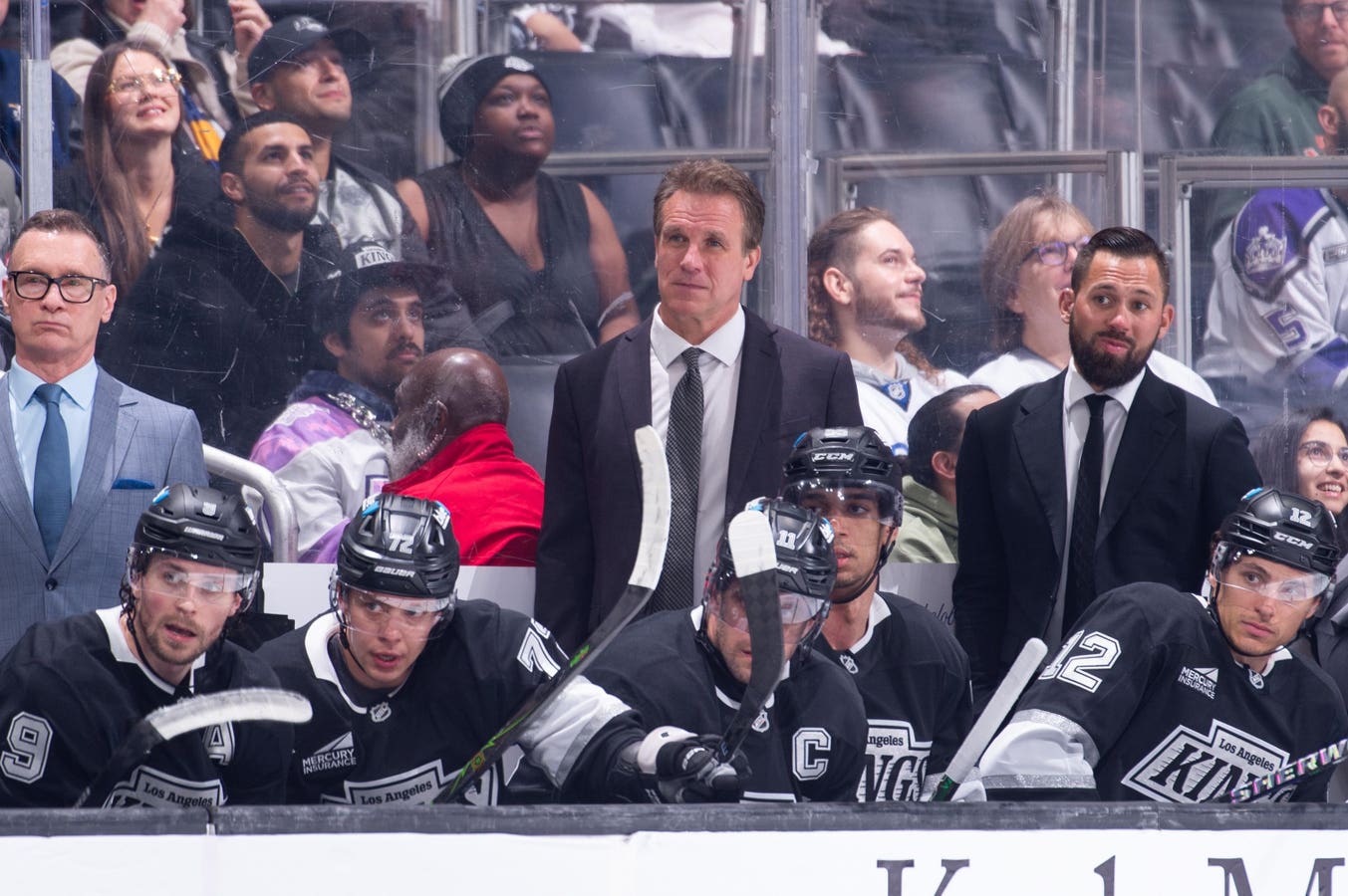 El entrenador de bomberos de los Kings de Los Angeles Jim Hiller, DJ Smith desempeña un papel interino