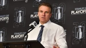 el entrenador de Los Angeles Kings Fire, Jim Hiller; Promociona a DJ Smith