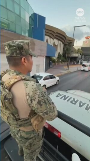MIRAR: Marines mexicanos patrullando en Cancún en medio de la violencia de los cárteles