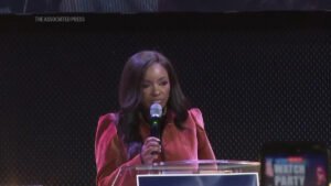 Crockett les dice a los fanáticos en la fiesta que no volverá a hablar después de la confusión en las encuestas