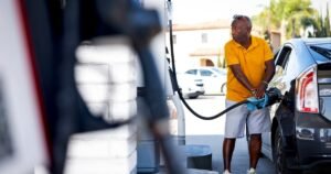 El petróleo alcanza los 90 dólares por barril, las acciones siguen bajando a medida que la escalada de la guerra en Irán impacta a los mercados