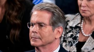 EEUU levanta algunas restricciones al petróleo ruso y considera más acciones para “no sancionar” a medida que los precios aumentan