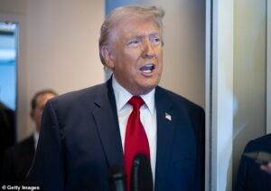 Un ‘río de fuego’ rodea a Irán y llueve petróleo del cielo mientras Estados Unidos e Israel atacan los depósitos del régimen, y Trump dice que las tropas terrestres estadounidenses están listas para entrar: actualizaciones en vivo