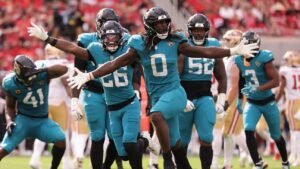 LB Devin Lloyd acordó un contrato de 3 años y $ 45 millones con los Panthers, dicen las fuentes