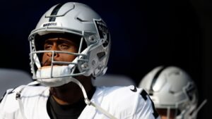 Fuente: Jets obtienen su QB, cambian con Raiders por Geno Smith