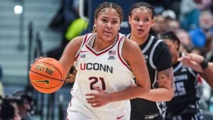 Premios del baloncesto universitario femenino: selección líder fuerte, All-American