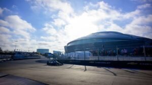 Banderas rojas en la práctica de IndyCar mientras los trabajadores caminan por la pista de Texas