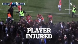 Un peatón resultó herido en el caos de la multitud, que vio caer una valla sobre él