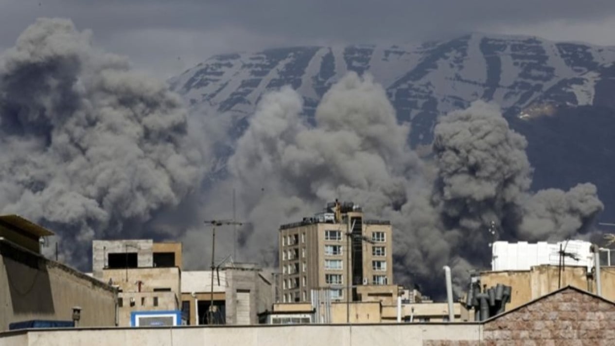 1774026258_69a594d165462-serangan-amerika-serikat-dan-israel-di-wilayah-pemukiman-penduduk-iran_gemini_1265_711.jpeg