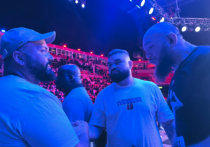 Vídeo: La exageración de Walter Walker provoca una pelea improvisada a puño limpio entre dos espectadores en Brasil