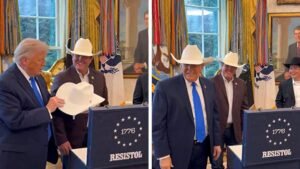 El presidente Donald Trump lleva un sombrero de vaquero valorado en 10.000 dólares en la Oficina Oval
