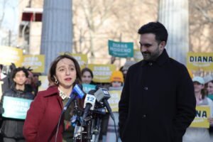 En el teatro Kabuki de Albany, con impuestos aumentados, una cosa segura es que los neoyorquinos comunes y corrientes al final salen perdiendo.