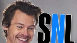 Harry Styles besa a un miembro del elenco de ‘SNL’ mientras bromea sobre afirmaciones de queerbaiting