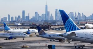 United Airlines dice que arrancará a los pasajeros que no utilicen auriculares en los aviones
