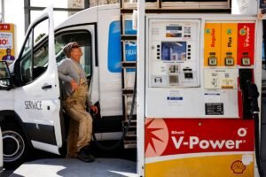 Los precios del gas podrían alcanzar los 4 dólares el próximo mes a medida que se intensifica la guerra en Irán