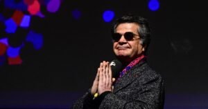 El cineasta nominado al Oscar quiere regresar a Irán. Incluso si hay prisión y guerra, espera.