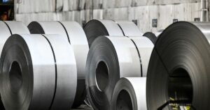 Un director de acero y un economista entran en una fábrica. Salen con una historia sobre la economía de EE.UU.