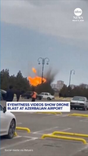 MIRAR: Video de un testigo capta el ataque con drones en el aeropuerto de Azerbaiyán