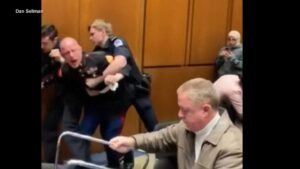 MIRAR: Senador ayuda a expulsar a manifestante durante audiencia en el Senado