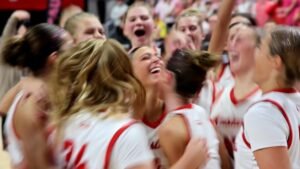 Video Jugador de baloncesto de secundaria de Iowa anota 8 puntos en 19 segundos