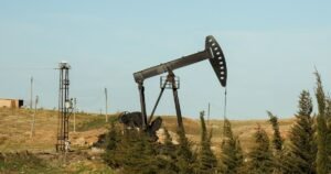 El petróleo alcanza los 100 dólares por barril por primera vez desde julio del 2022