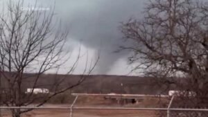 MIRAR: 4 muertos el viernes por tornados en Michigan