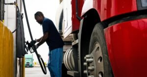 La caída del precio del petróleo se desacelera después de que Hegseth advirtiera de intensas huelgas