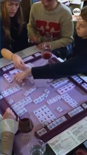 MIRAR: La Generación Z recurre a los ‘pasatiempos de la abuela’ para luchar contra el tiempo frente a la pantalla