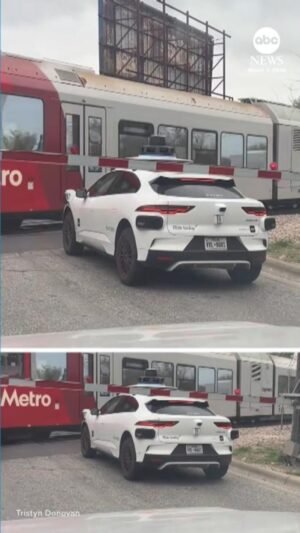 Video Vehículo Waymo se detiene dentro de una puerta de cruce de ferrocarril