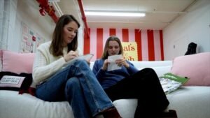 MIRAR: La Generación Z recurre a los ‘pasatiempos de la abuela’ para luchar contra el tiempo frente a la pantalla