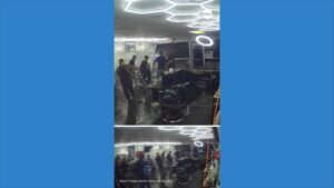 MIRAR: Coche irrumpe en una barbería de Texas