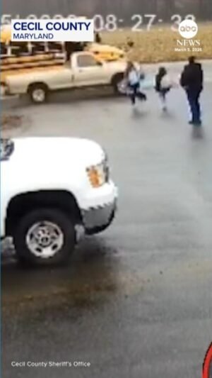 Una camioneta Video evita por poco que los niños suban a un autobús escolar