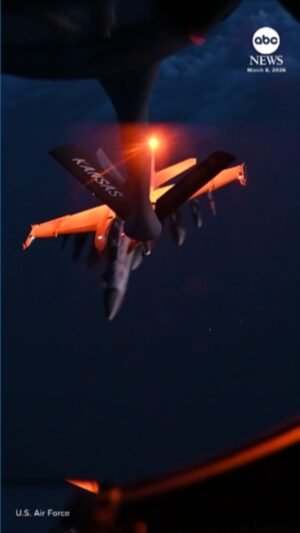 MIRAR: Avión de la Armada de EE. UU. reposta combustible en medio de la Operación Furia Épica