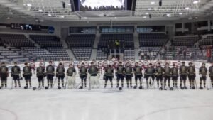 Video David Muir comparte un momento en el que un jugador de hockey de secundaria marca un gol y envía a un equipo a la final.