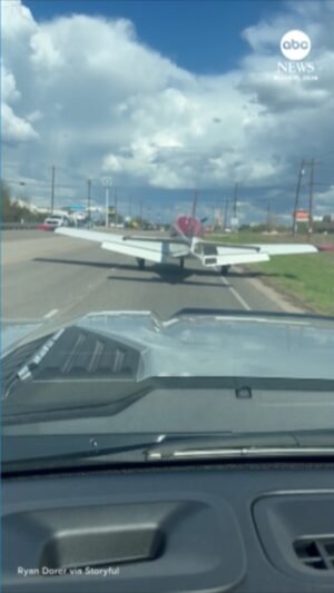 MIRA: Avioneta aterriza en carretera de Texas