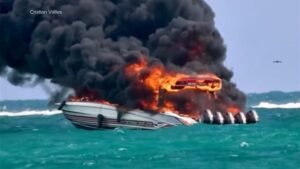 Vídeo Equipos de emergencia rescatan a turistas de un barco incendiado frente a la costa de Miami Beach