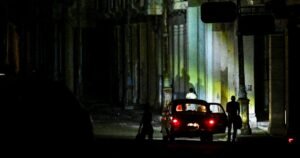 En un hospital de Cuba, pacientes y médicos sufren duramente los apagones y la escasez de combustible