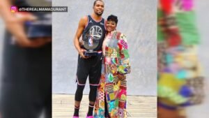 MIRAR: Cómo la madre de Kevin Durant está ayudando a los estudiantes universitarios de primera generación