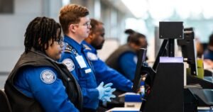 Se forman largas líneas de seguridad en los aeropuertos, ya que los agentes de la TSA se pierden el primer cheque de pago completo en medio de un enfrentamiento con el DHS