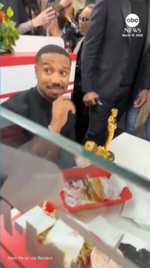 MIRAR: Michael B. Jordan trae un trofeo del Oscar a In-N-Out después de la ceremonia
