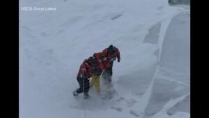 MIRAR: La Guardia Costera rescata una moto de nieve varada en el lago Michigan