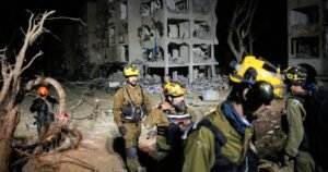 El ataque con misiles iraníes contra Israel hiere a 115 personas, dicen funcionarios, neutraliza las defensas aéreas y conmociona al público